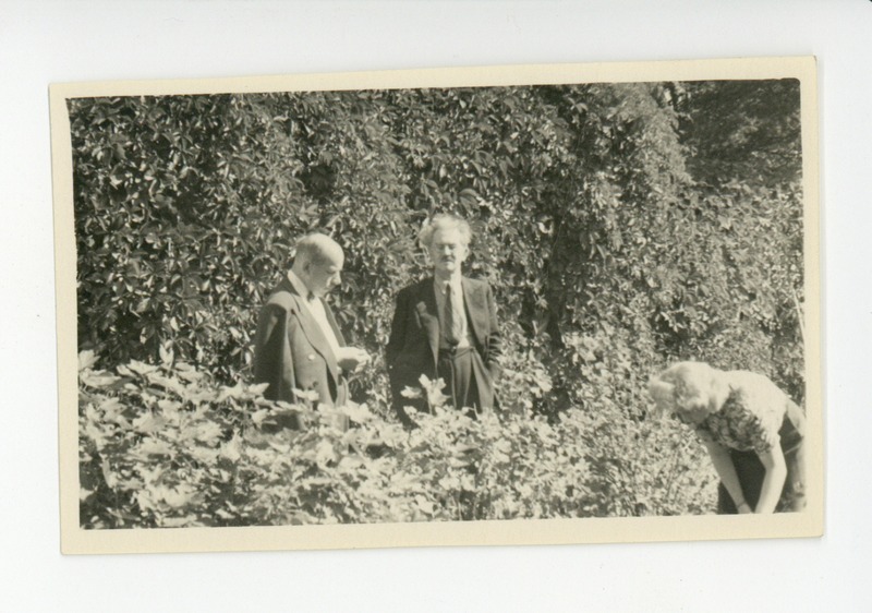Elo Tuglas, Friedebert Tuglas ja Johannes Semper aias, 1948