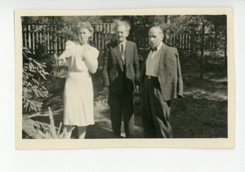 Elo Tuglas, Friedebert Tuglas ja Johannes Semper aias, 1948