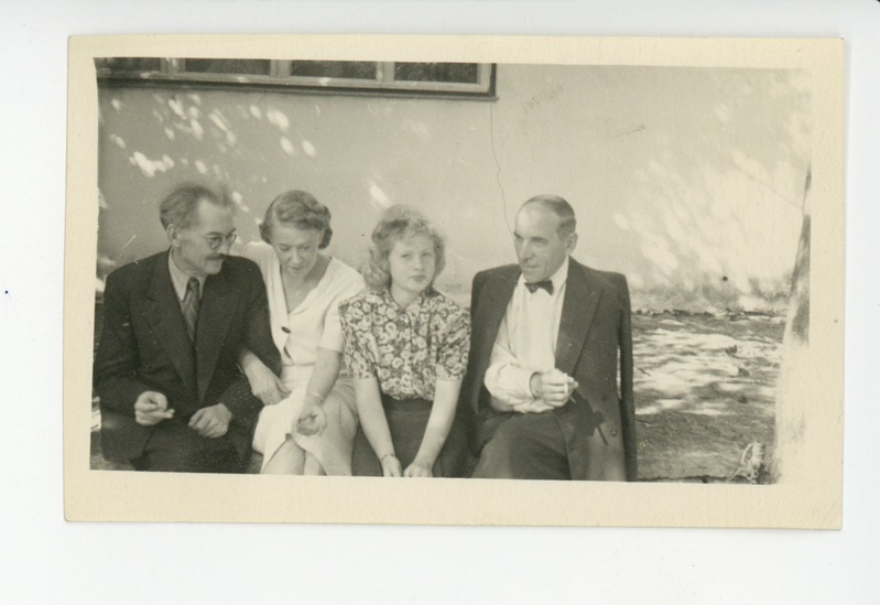 Friedebert Tuglas, Elo Tuglas, Elo Eesorg ja Johannes Semper terrassi äärel istumas, 1948
