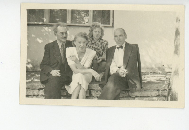 Friedebert Tuglas, Elo Tuglas, Elo Eesorg ja Johannes Semper terrassi äärel istumas, 1948