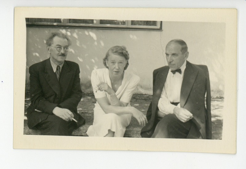 Friedebert Tuglas, Elo Tuglas ja Johannes Semper terrassi äärel istumas
