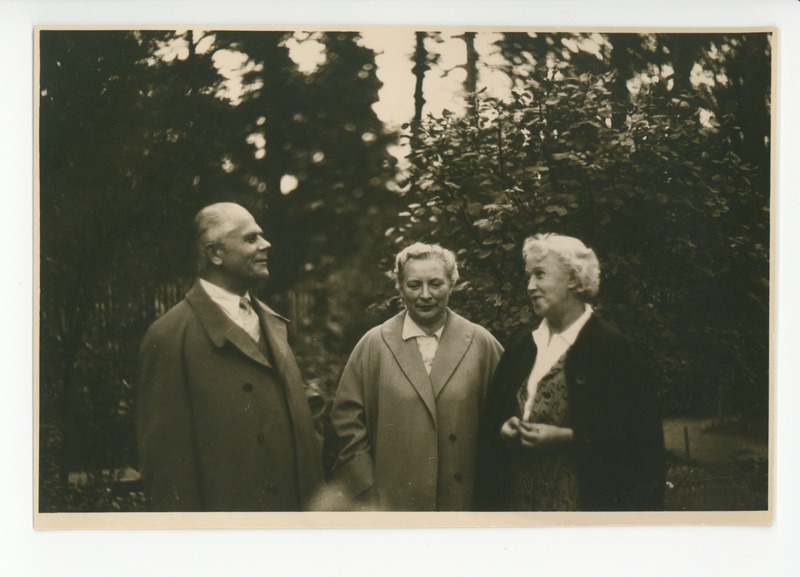 Hans Kruus, Vanda Kruus ja Elo Tuglas aias