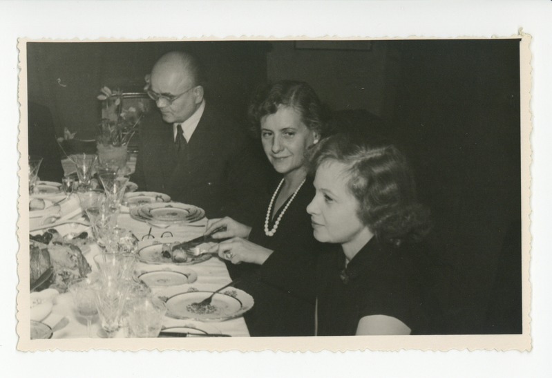 Paul Horma, Helga Kohlap ja Elo Kurvits peolaua taga, 1959