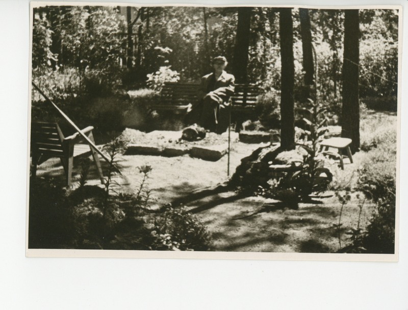 Friedebert Tuglas aias lõkke ääres istumas