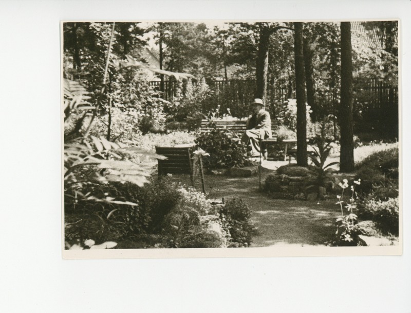 Friedebert Tuglas aias lõkke ääres istumas