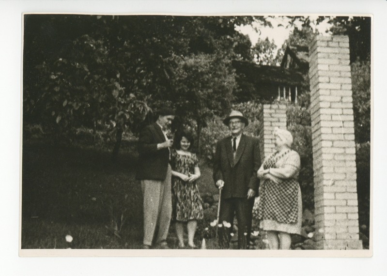 Karl Ader ja Friedebert Tuglas Viljandis doktor Läätsa maja aias, 1962
