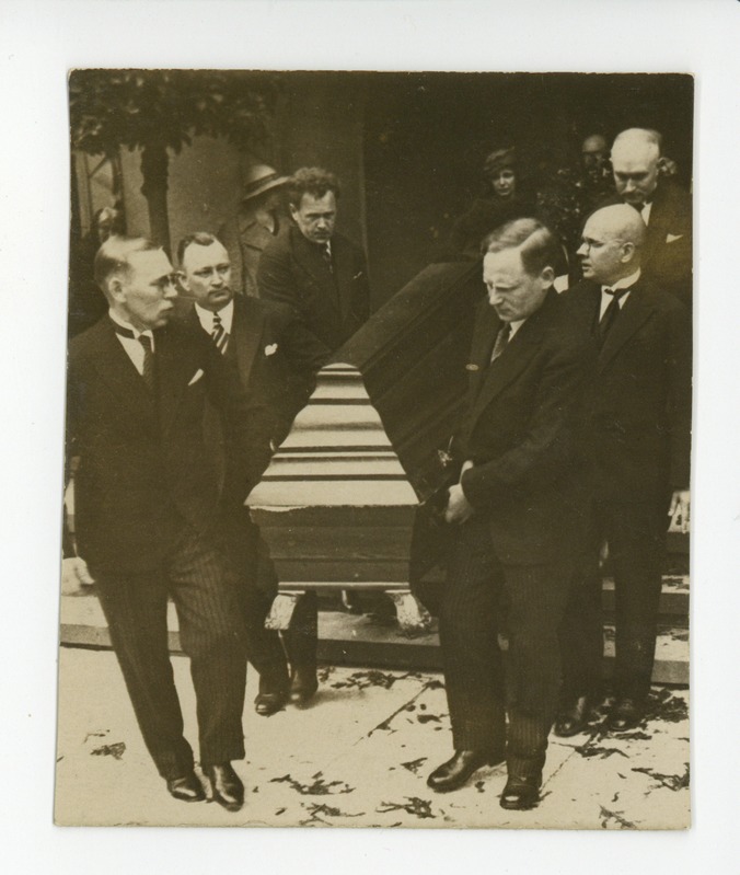 Kantakse Mihkel Martna kirstu, mai 1934