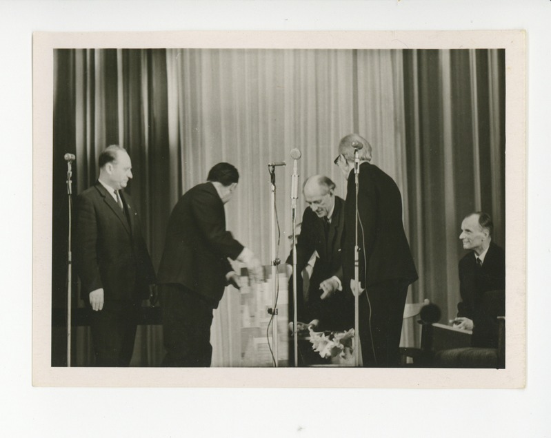 Leonid Lentsman ja Edgar Tõnurist tervitamas, 02.03.1966