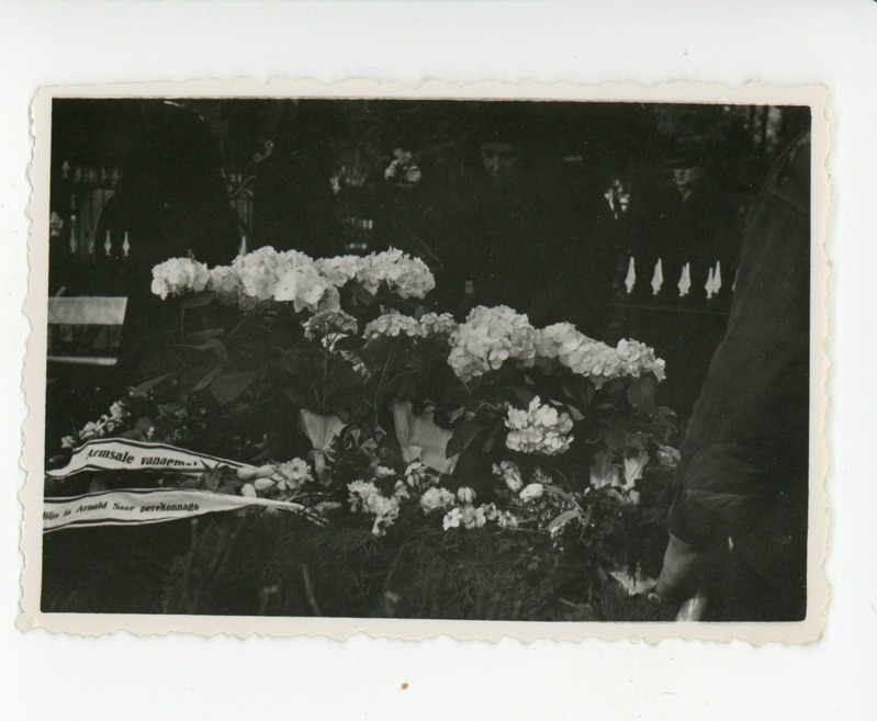 Elo Tuglase ema haud matuste ajal, 1938