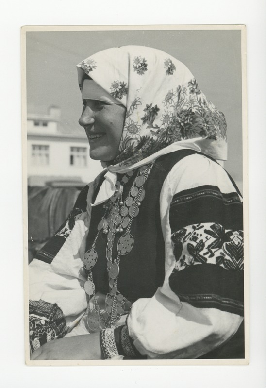 Naine rahvarõivais, 1939