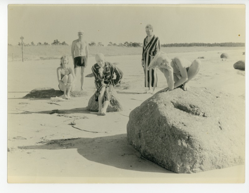 Selma, Peeter ja Elo Kurvits Tuglastega Vääna-Jõesuu rannal, august 1938