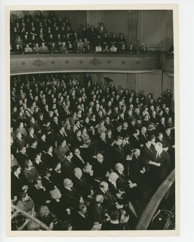 Aleksei Müürisepp sõna võtmas Estonias Friedebert Tuglase 80. juubelisünnipäeva aktusel