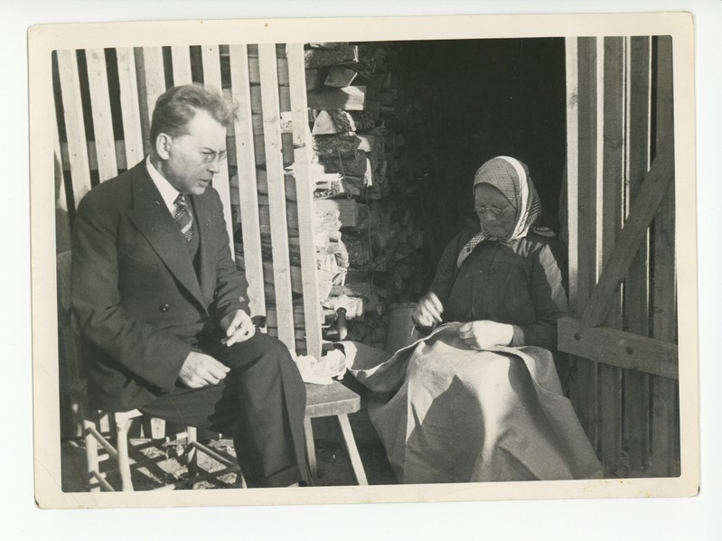 Friedebert Tuglas emaga istumas, 1934