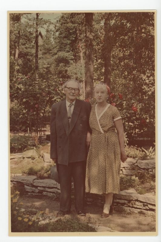 Friedebert Tuglas ja Elo Tuglas õitsvas koduaias, 1960