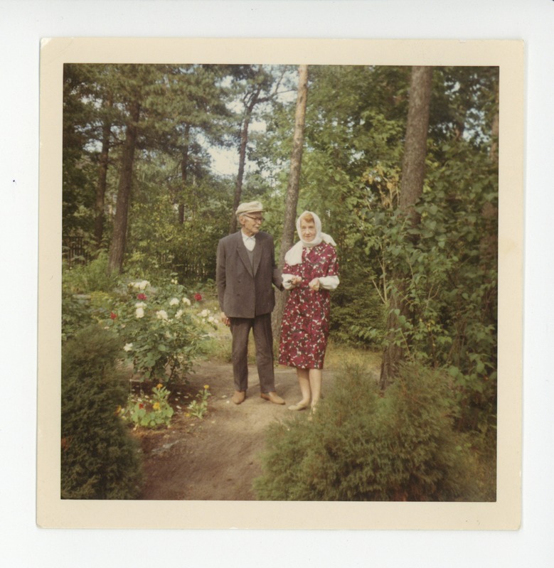 Friedebert Tuglas ja Elo Tuglas aias, 03.08.1968