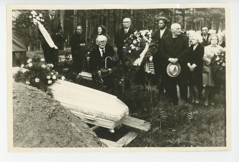 Elo Tuglase matused, Friedebert Tuglas sarga kõrval Metsakalmistul