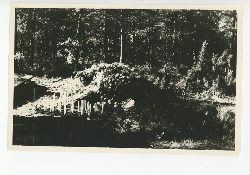 Elo Tuglase matused, lilledega kaetud kalm