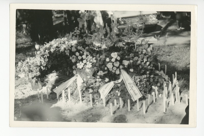 Elo Tuglase matused, lilledega kaetud kalm
