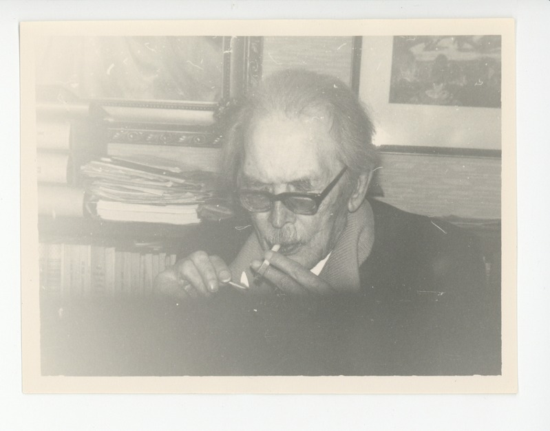 Friedebert Tuglas oma kodus suitsetamas, 25.12.1970