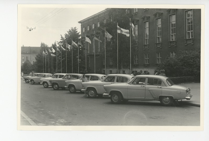 Lippude ja autode rivi, 1970