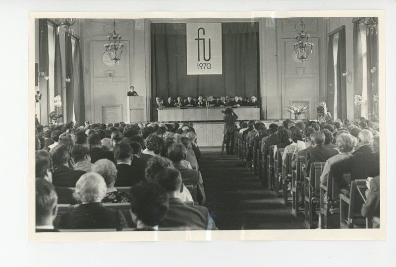 Vaade saalile presiidiumilauaga, kõnepuldis Endel Sõgel, 1970