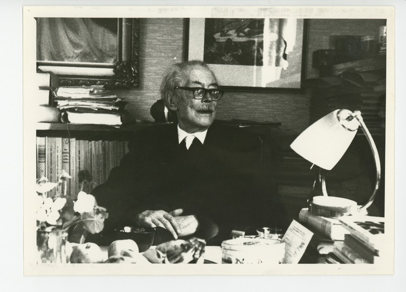 Friedebert Tuglas kodus külalistetoa laua taga istumas, 1970