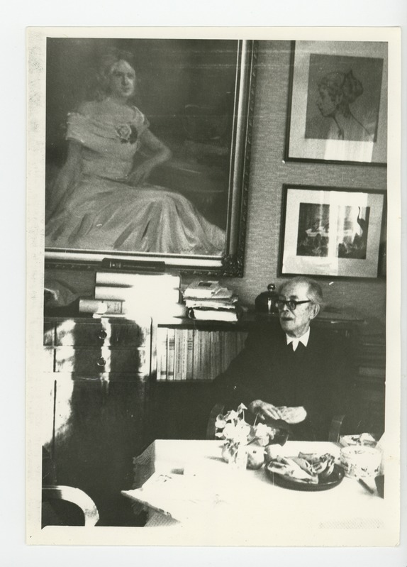 Friedebert Tuglas kodus külalistetoa laua taga istumas, 1970