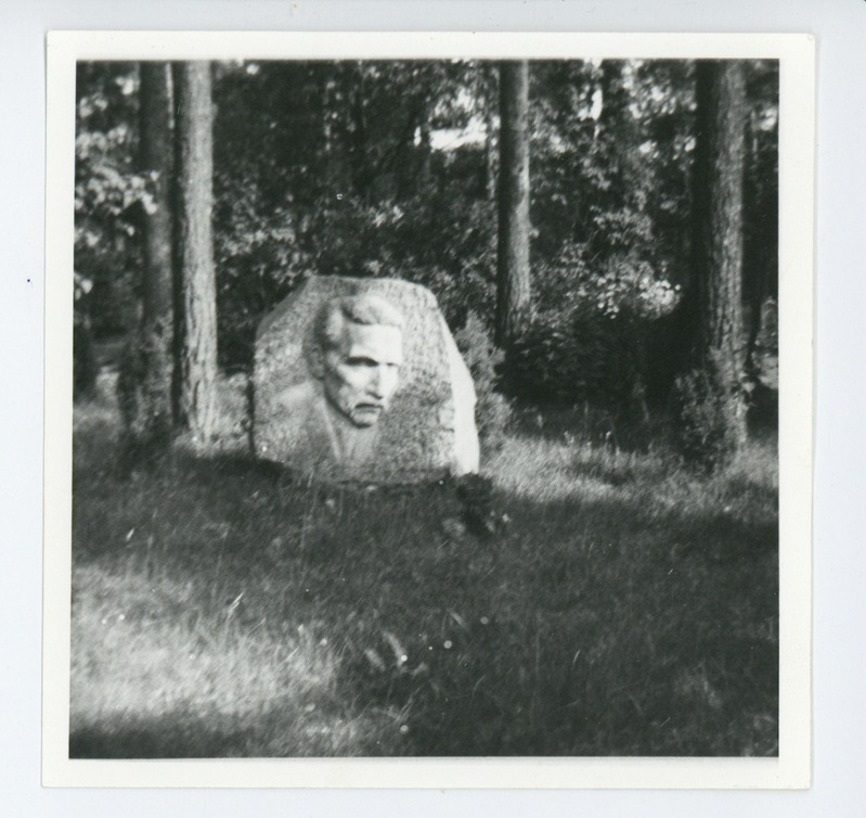 Juhan Liivi bareljeefiga kivi Tuglaste aias, autor Anton Starkopf