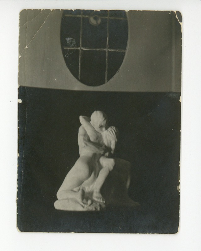 Põlvitavaid suudlejaid kujutav skulptuur