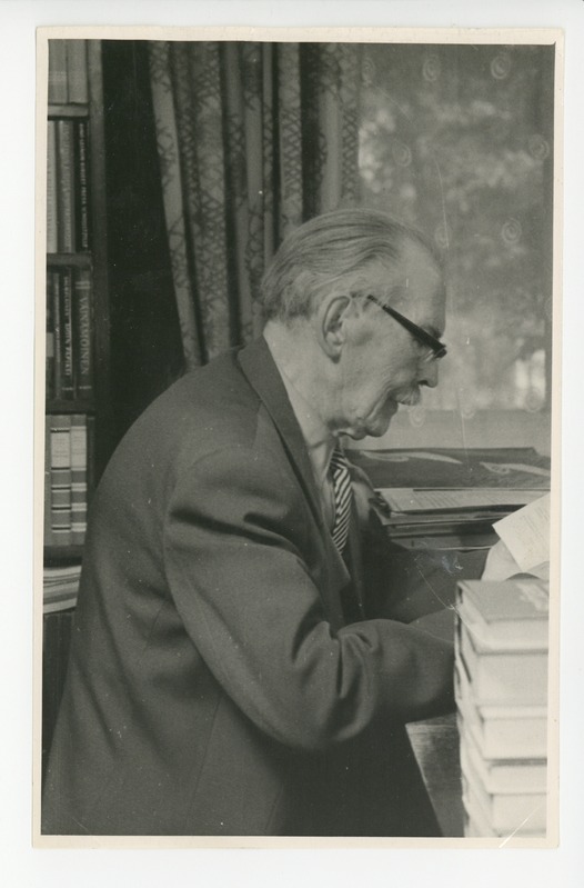 Friedebert Tuglas kirjutuslaua taga töötamas, 06.1963