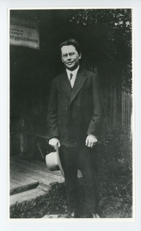 Friedebert Tuglas seismas Aleksis Kivi surmamaja ees, 1929