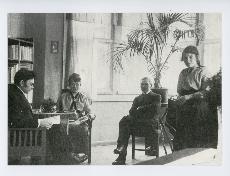 Friedebert Tuglas, Hannele Ålander, Jussi Ålander ja Elsa-Kaija Ålander 1910 lõpul Ålanderite saalis
