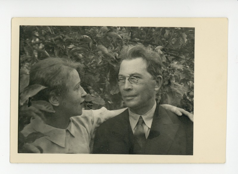 Friedebert Tuglas ja Elo Tuglas Haapsalus aias, 1935