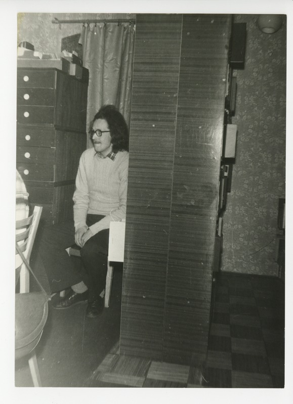 Andres Heinapuu mõtlikult kappide vahel istumas