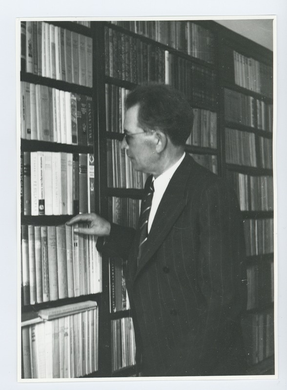 Friedebert Tuglas raamaturiiuli ees, 15.07.1940
