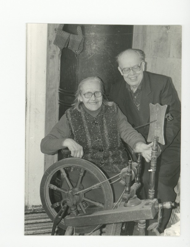 Salme Kongo ja Anatoli Põder voki juures, 08.03.1987