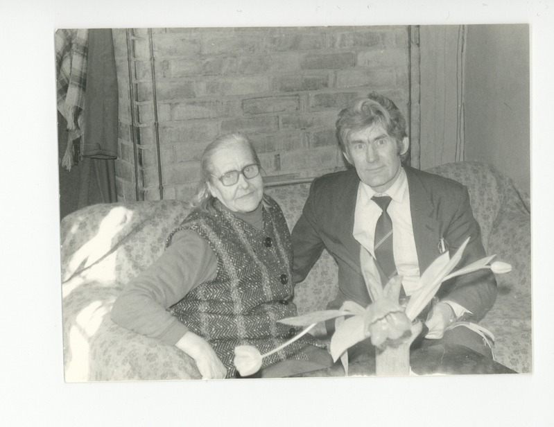 Salme Kongo ja Erik Kamberg naistepäeva lilledega, 08.03.1987