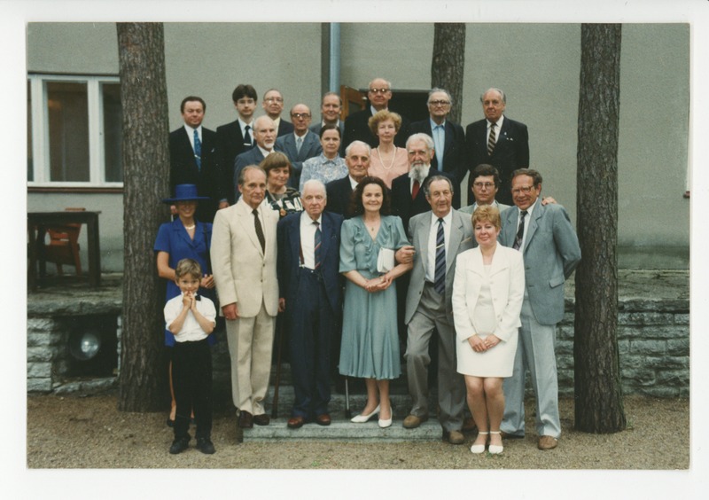 Endel Sõgla juubelikülalised Underi ja Tuglase Kirjanduskeskuse terrassil 15.06.1997