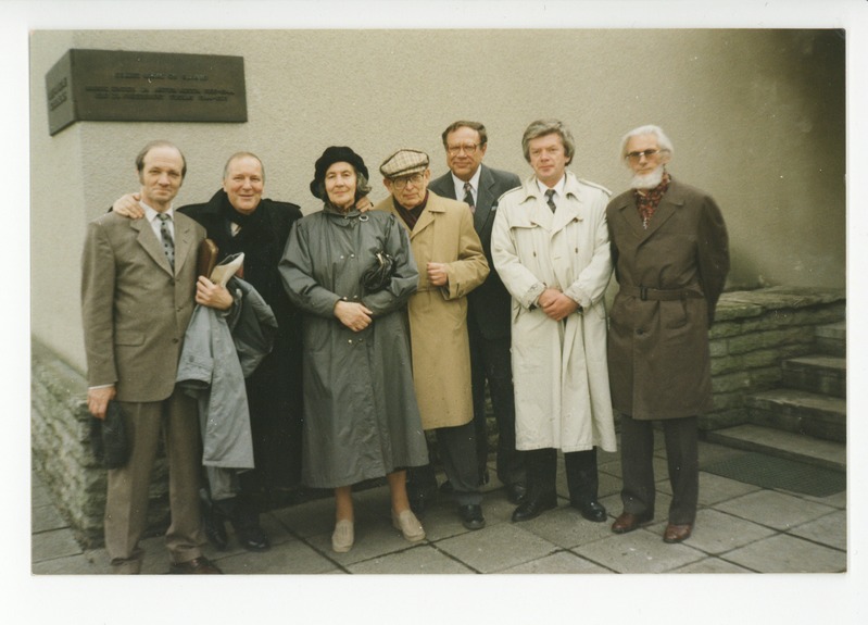Paul Kuusbergi 80. juubelil osalejad Tuglase Majamuuseumi ees 30.04.1996