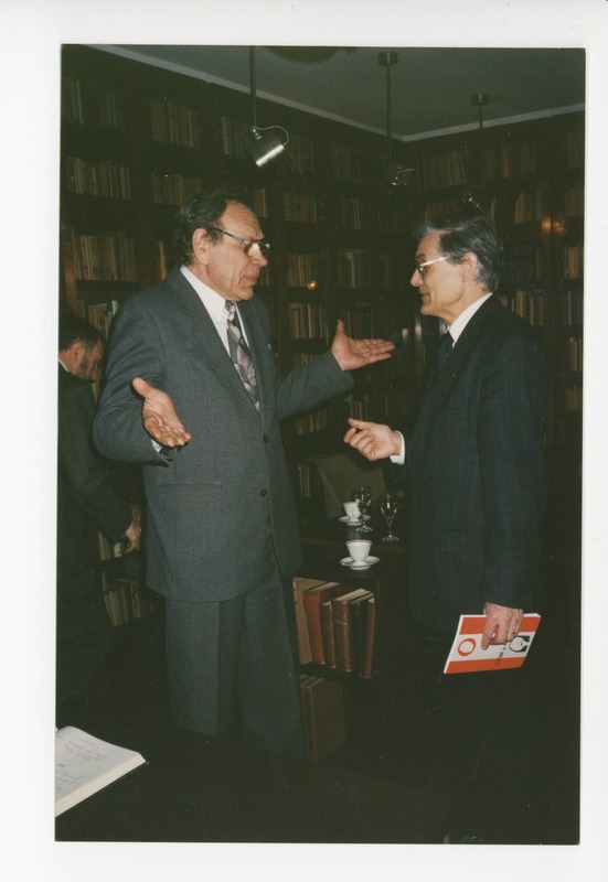 August Eelmäe ja Jüri Engelbrecht Tuglase Majamuuseumis 30.03.1998