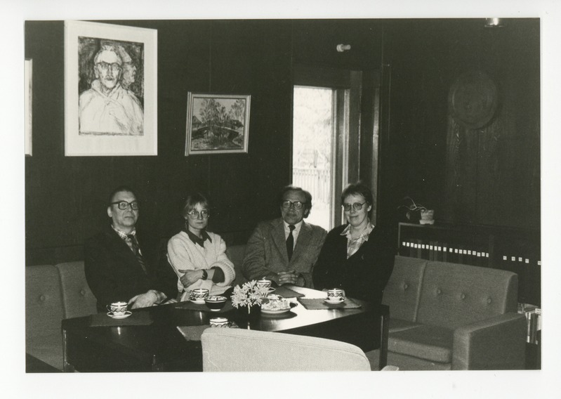 Valter Kruut, Margit Arusoo, August Eelmäe ja Raija Majamaa Soomest kohvilauas Tuglase Majamuuseumis 26.05.1987