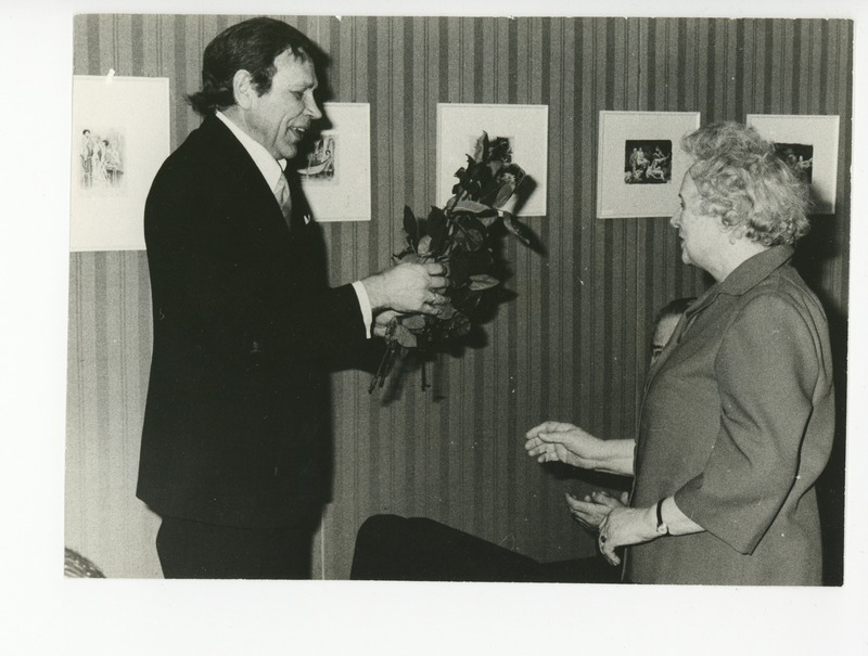 August Eelmäe annab lilli seltsimees Antsonile