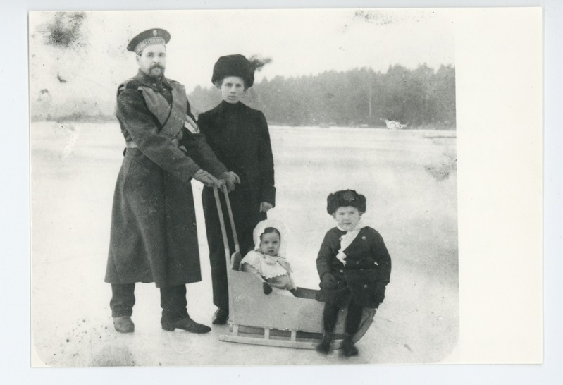 Ahvenamaal Prästös, Pjotr Šisterov ja tema naine koos vanemate laste Nikolai ja Nataliaga ''Valge maja'' allpool oleval lahel