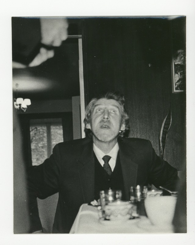 Imestav kirjanik Juhan Saar kohvilaua taga