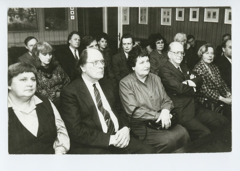20 aastat novelliauhinna asutamisest, osalejad Tuglase Majamuuseumi saalis