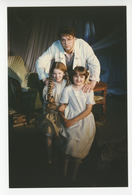 Stseen lavastusest "Sinine puri": Marie Underi tütred Hedda (Anni Jürine), Dagmar (Liis Toomepuu), onu Ants Laikmaa (Dan Põldroos)