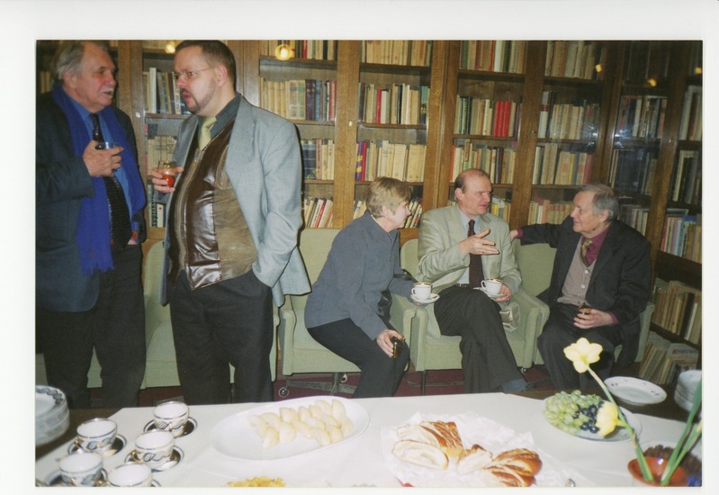 Tuglase novelliauhinnad 2003 pälvisid kirjanik Jüri Ehlvest ja Jaan Undusk pidustusel