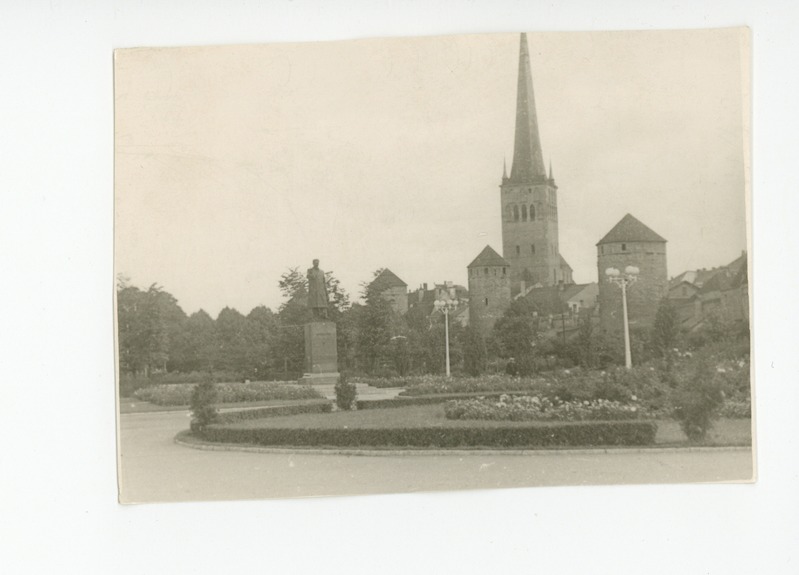 Tallinn, Tornide väljak Mihhail Kalinini ausambaga