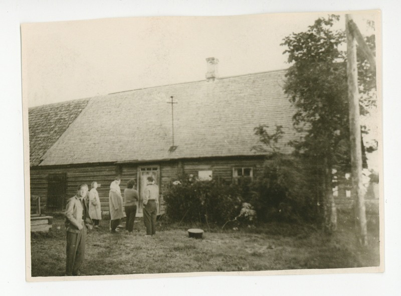 Juhan Liivi kodukoht, ekskursandid maja juures