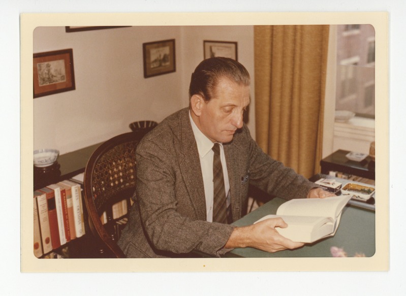 Paul Reets kirjutuslaua taga lugemas, 1974